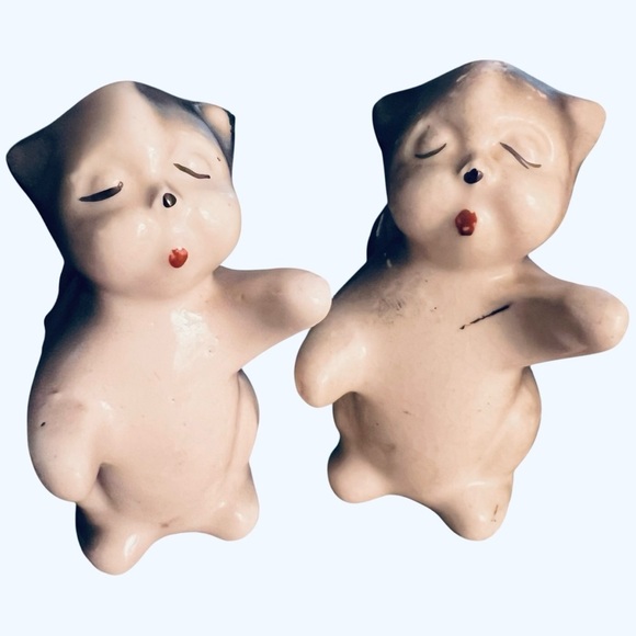 Vintage Ceramic Kissing Skunk Salt & Pepper Shakers Gray & White Kitschy Retro - Picture 2 of 12